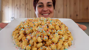 Cute little balls of fried dough are coated in sweet honey and topped with your. Struffoli O Cicerchiata Ricetta Facile Per Dolce Di Carnevale Youtube