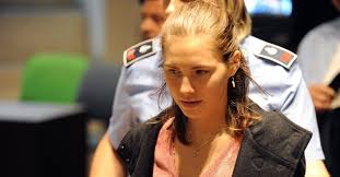 Accused of taking part in the murder of another female student who shared a house she was held in prison for over four years before being released. Der Engel Mit Den Eisaugen Was Wurde Aus Amanda Knox