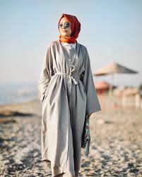 Yasmeen Elnahass Adli Kullanicinin Hijab Fashion Panosundaki Pin Goruntuler Ile Giyim Kadin Giyim Kimonolar