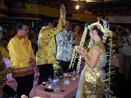 Adanya banyak versi dari tari baksa kembang membuat taman budaya di kalimantan selatan memutuskan untuk mengumpulkan para pelatih baksa kembang, tujuannya adalah untuk menyatukan tari baksa kembang menjadi satu kesatuan yang baku. Lengkap Tari Baksa Kembang Sejarah Asal Properti Gerakan Video