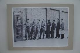 Iniţial ca modalitate de a ascunde şi mai apoi, de a scoate la iveală tot mai mult din corpul femeii. Muzeul Agriculturii ExpoziÅ£ie Telefonul De A Lungul Timpului