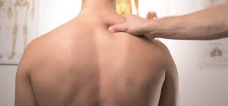 Il peut également faire suite à la pratique d'une activité sportive sans échauffement préalable ou à des traumatismes répétés de la zone. Soulager L Entorse Lombaire Physio Osteo Longueuil