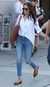 Inspired By Meghan Markle In A Cape Royal Fashion Effortlessly Chic Outfits Chic Outfits White Shirt Outfits