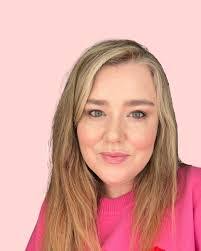 Karen Pugh's Instagram, Twitter & Facebook