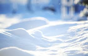 (nouns) śnieżka f, śnieżyca f, śnieżynka f. W Rosji Spadl Juz Pierwszy Snieg