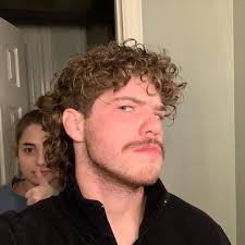 Ashton Farris's Instagram, Twitter & Facebook