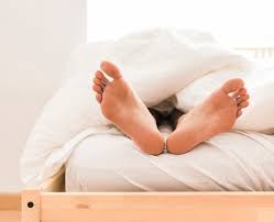 Misura i piedi per determinarne la larghezza. Dormire Con Le Gambe Sollevate Una Buona E Sana Abitudine Visani Materassi E Letti