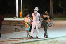 Comment and share your favourite lyrics. Carlinhos Brown Leva Filhas Para Patinar No Rio Quem Quem News