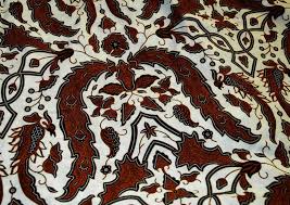 Motif batik asmat didominasi oleh corak ukiran khas suku asmat, seperti ukiran patung, yang menjadi suku asli penghuni bumi cendrawasih. Rayakan Hari Batik Nasional Ini 8 Motif Batik Cantik Yang Ada Di Indonesia Orami