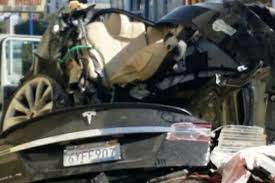 Elektromobil Tesla má první oběť: Zabil se v něm zloděj, který ho chtěl  ukrást – SMARTmania.cz