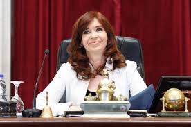 Sus productos se hicieron aún más conocidos con la pandemia y sus bocaditos helados se consiguen también en. El Blooper De Cristina En El Senado A Que Hora Cierra Rapa Nui