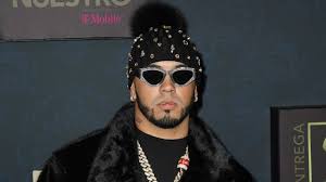 Ever wondered what mia means? Anuel Aa Denies Criticizing Bad Bunny For Dressing In Drag In Yo Perreo Sola Video Entertainment Tonight