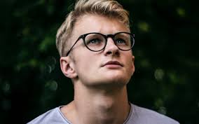 徹底分析】前髪を上げるメンズヘアは大人っぽくてかっこいい！おすすめの髪型からヘアセットまで解説