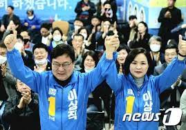 이 의원과 똑같은 파란 점퍼를 입은 이 여성은 함께 박수를 치고, 이 의원과 손을 맞잡고 엄지를 치켜올립니다. ë‹¹ì„ ì¸ ì´ìƒì§ æ–‡ ì •ë¶€ ì„±ê³µ ì „ì£¼ ê²½ì œ ì‚´ë¦¬ê¸° ì˜¨ íž˜