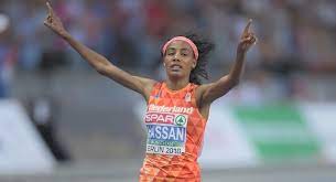 Bij de @monacorun doet ze een aanval op het 5 km wereldrecord op de weg! 29 06 82 Minuten Sifan Hassan Lauft 10 000 Meter Weltrekord Leichtathletik De