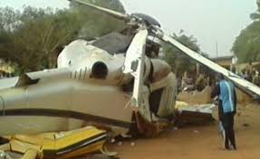 Une personne, blessée, se bat pour vivre. Le Crash De L Helicoptere De Zinsou Au Benin Du A Une Erreur Humaine Allafrica Com