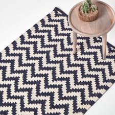 Teppich grau weiss zick zack muster 60 x 140 cm amazon de kuche haushalt teppich teppich grau teppichmuster. Handgewebter Kelim Teppich Casablanca Mit Zick Zack Muster Aus 100 Baumwolle Dunkelblau Und Weiss
