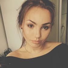 Vicki Andersen's Instagram, Twitter & Facebook