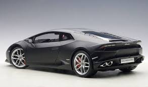 Thee wheels feature a matte black finish and a hidden titanium hardware option. Autoart 1 12 Lamborghini Huracan Lp610 4 Matte Black Diecastsociety Com