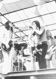Humble pie répète inlassablement durant trois mois dans la demeure de son meneur dans l'essex, et frappe fort dès son premier 45 tours « natural born ce qui entraîne le départ en octobre 1971 du délicat peter frampton après une longue tournée et la sortie de rock on, le premier véritable succès. Peter Frampton And Steve Marriott Steve Marriott Peter Frampton Blues Rock