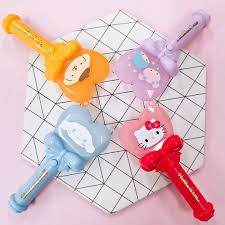 手燈 有無諗過買一個匙扣可以同你嘅毛公仔兩份用呢 呢款sanrio 心形應援棒著燈匙扣附送左2個矽膠圈圈 等你心愛嘅sanrio characters 可以拎住佢嘅專屬應援棒匙扣即上eshop搜尋penlight sanrioeshop