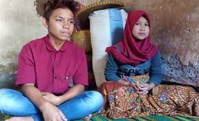 Berasal dari kisah 3 waktu yang berbeda, silahkan dinikmati dengan sabar. 2 Anak Smp Menikah Lihat Wajah Mereka Ah Jpnn Com