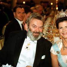 Veltman, a dutch theoretical physicist who was awarded the nobel prize for work that explained the structure of some of the fundamental forces in the universe, helping to lay the. Martinus Veltman Who Made Key Contribution In Physics Dies At 89 The New York Times