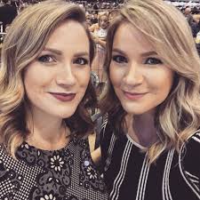 Agora mais gêmeas... cabelos parecidos! O que nos diferencia é a minha  barriga, gravidinha, mas logo seremos duas mães de bebês! Amoooooooo! Foto  no Centenário, quinta com meu cunhado também, fico tão