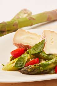 Gruner Spargelsalat Mit Tomaten Und Saint Albray Rezept Spargelsalat Vorspeisen Rezepte Rezepte