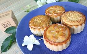 Đến khi sôi nước, bạn thả từ từ từng viên bánh chay vào. Cach Lam Banh Chay