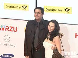 Apr 20, 2020 · statt mit frau und kindern feiert bernhard hoëcker beim deutschen fernsehpreis 2017 lieber mit seinen kollegen bastian pastewka, heidrun buchmaier und marlene lufen foto: Comedian Bastian Pastewka Und Heidrun Buchmaier Gemeinsam Auf Dem Roten Teppich Tikonline De