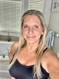 Anyone know a great hairstylist in our area that does good good quality  extensions not looking for crazy length just looking for body and good  quality hair and techniques