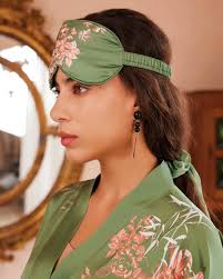 A beloved olive short robe that has always been adored.💚 For bow lovers,  adding a bow tie seems to be their favorite touch. With its vibrant colors  and cozy feel, it's like