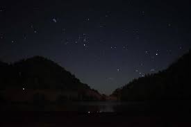 Gambar pemandangan malam hari pada musim dingin diatas sungguh menenangkan jiwa ditambah lagi dengan cerahnya langit yang memperlihatkan gemerlap cahaya. 5 Spot Dengan Pemandangan Bintang Di Malam Hari Yang Memukau Di Indonesia