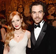 Jessica chastain looks stunning in these first look photos from her wedding to gian luca passi de preposulo, showing a clear view of her gorgeous dress! Newlywed Jessica Chastain Shows Off Her Stunning Ring In N Y C Instyle