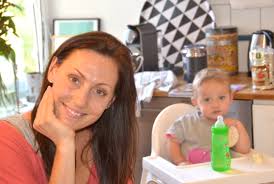 Det prestigefyllda åtagandet innebär mycket tid ifrån fästmannen och barnen, då festivalen pågår i över en månad och det ska repeteras i olika städer. Lina Berattar Om Sandt Nu