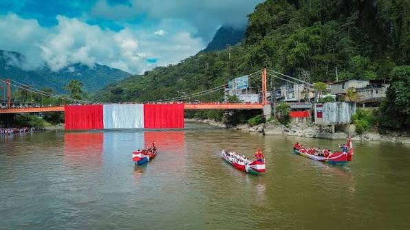 🇵🇪 La bandera más grande de la Amazonía peruana, de 42,5 metros de ancho  por 10 metros de largo, volvió a recorrer las principales calles de Tingo  María como parte de las