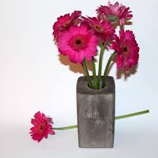Diy Windlichter Aus Beton Ganz Einfach Selber Machen Die Perfekte Gartendeko Diycarinchen In 2020 Basteln Osterdeko Basteln Mit Beton