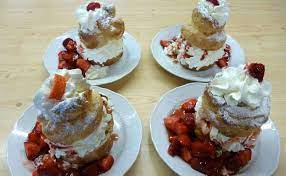 dessert riesenwindbeutel gefullt mit sahne und erdbeeren dessert backwaren backideen