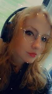 Bonjour tout le monde ! Je me présente dans les grande ligne je me prénomme  Rieger Cindy et je suis actuellement dans la région parisienne et  d'originalité du pas de calais (arrageoise)