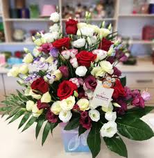 Fetita mea, încerc sa aduc în aceasta zi frumoasa din viata ta, un gînd frumos o raza de soare, o lacrima care sa împrospateze buchetul tau de flori ai 13. Cutie 7 Trandafiri Rosii Si Lisianthus Colorat Livrare Acasa