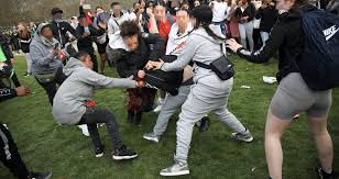 Hyde park bepaalt de nieuwe standaard. Schoolgirl 15 Stabbed As Fight Breaks Out At 4 20 Weed Day Gathering In Hyde Park