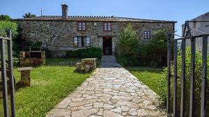 Utilice nuestro buscador rural, seleccione su destino favorito en asturias o navegue desde la sección de alojamientos en el mapa para encontrar una selección de. Belgas Compran Casas Rurales Y Aldeas En Asturias