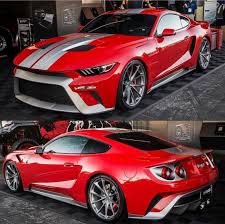 Ford Mustang Rot Mit Silbernen Rallyestreifen Ford Mustang Mustang Superauto