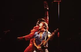 Последние твиты от bruce springsteen (@springsteen). Ten Rarely Seen Springsteen Photographs That Capture The Exhilarating Power Of The Boss At The Smithsonian Smithsonian Magazine