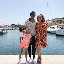 Beyoncé just announced she's pregnant with twins. Beyonce Finally Shares Photos Of Twins Rumi And Sir Carter Closer