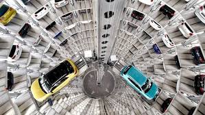 Die Autostadt In Wolfsburg Ist Ein Publikumsmagnet Millionen Besucher Kommen Jahrlich In Die Autostadt In Wolfsburg Etwa 400 Neue Fah Wolfsburg Autos Fahrzeuge