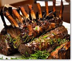 Eu am gasit niste cotlete de miel micute si delicate, dar reteta merge de minune si cu niste cotlete mai mari, chiar si de berbecut, sau cu bucati groase de pulpa de miel. Cotlete De Miel La Tava Food Food And Drink Steak