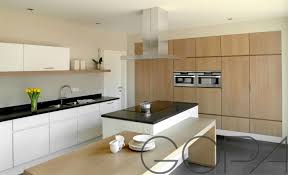 mooie moderne keuken met tafel aan eiland verwerkt keuken idee keuken moderne keukens