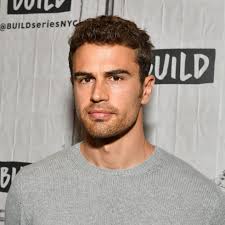 Theo James y su corte de pelo: así es su peinado clásico